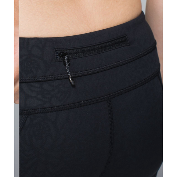 Women's Lululemon Inspire Crop II Petal Camo Embossed Black Capris Size 8 - Picture 10 of 10